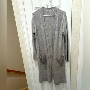 Gray Open Front Cardigan slit sides pockets

Gently worn